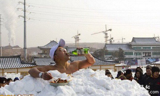 金松浩创造了赤身在积雪中呆最长时间的吉尼斯世界纪录