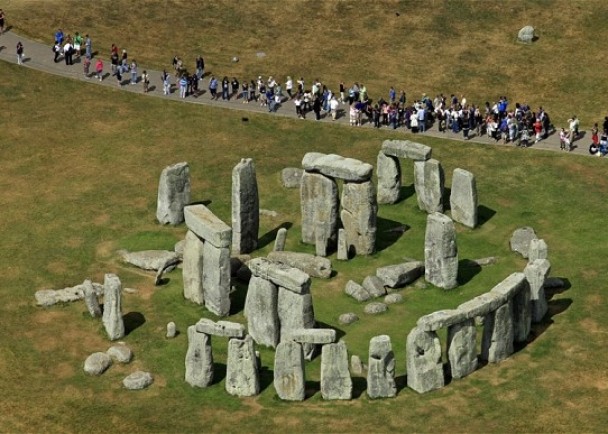 巨石阵每年吸引百万游客到访