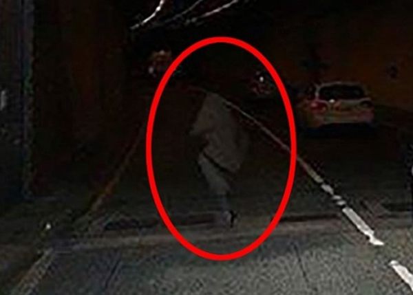 照片可见，一个疑似人影“站”在隧道的路中心。