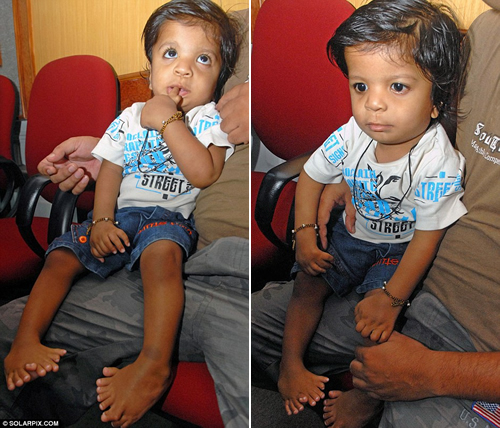 印度男孩长34个手指和脚趾 破世界记录