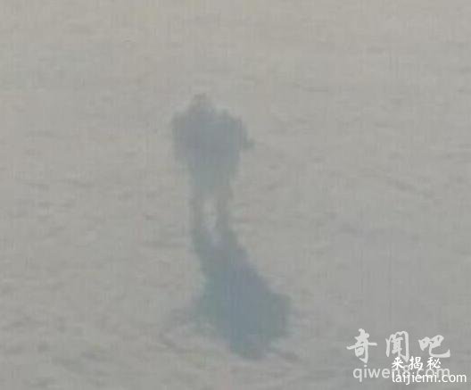 九千米高空拍下诡异照片：外星人云中散步