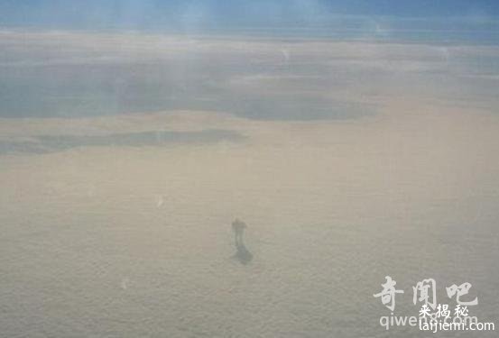九千米高空拍下诡异照片：外星人云中散步