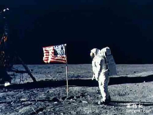 阿波罗11号宇航员奥尔德林正在和美国国旗合影
